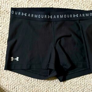 Women’s medium. Under armour black biker shorts 2.5”